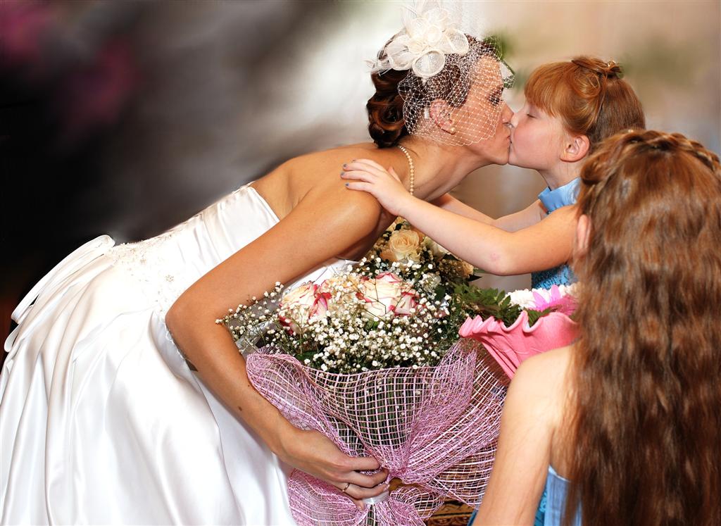 Мама и дочка целуются. Поцелуй невесты. Поцелуй невесты с подружками. Невеста целует. Поцелуи невесты с подругой.